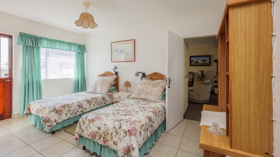 5 Bedroom Property for Sale in Struisbaai Western Cape